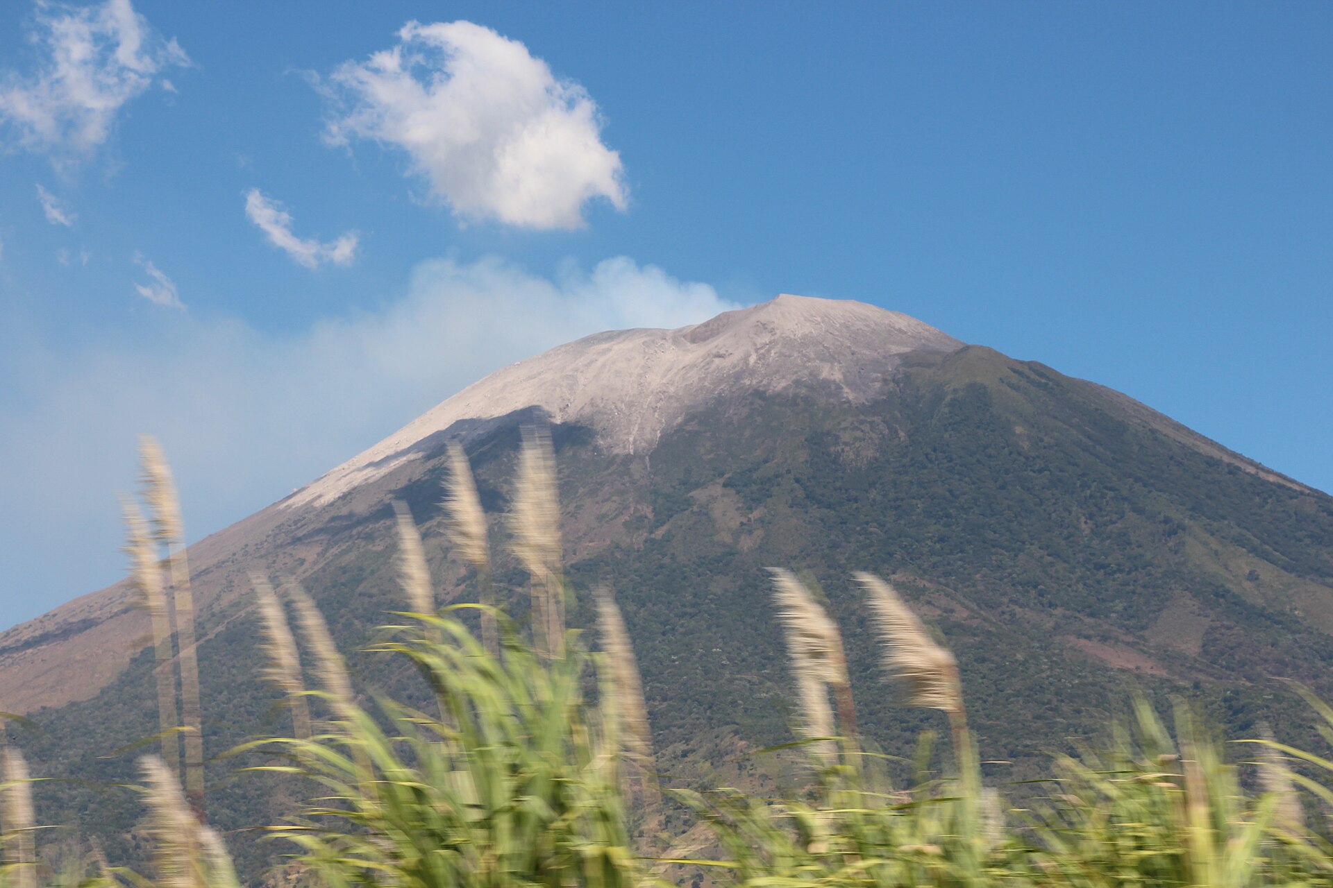 Volcán San Miguel (Chaparrastique) rising above the Salvadoran landscape